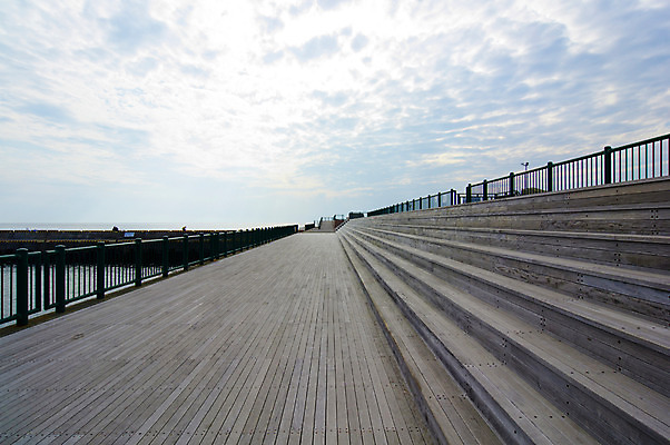 포토 JPG 주간 구름 난간 하늘 풍경 사람없음 야외 목재 강 계단 일본 국내포토 자연요소 나무 아시아 재료 파일형식