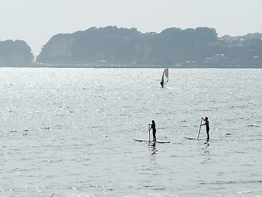 포토 JPG 주간 바다 섬 요트 사람 풍경 야외 세명 일본 나룻배 선박 국내포토 자연요소 아시아 수상교통 배_교통 파일형식