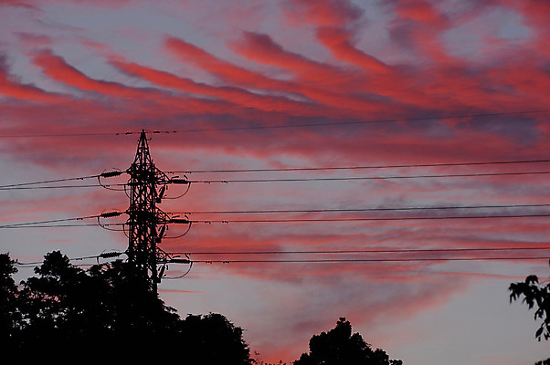 포토 JPG 주간 구름 하늘 풍경 사람없음 야외 빨간색 일본 일몰 전선 전봇대 국내포토 자연요소 공공시설 아시아 컬러 노을 파일형식