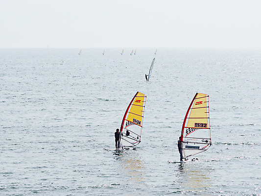 포토 JPG 주간 바다 요트 사람 풍경 야외 세명 일본 국내포토 자연요소 아시아 배_교통 파일형식