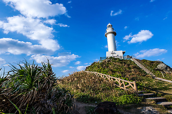 포토 JPG 주간 식물 구름 하늘 산 등대 풍경 사람없음 야외 울타리 계단 일본 오키나와 국내포토 자연요소 아시아 담장 파일형식