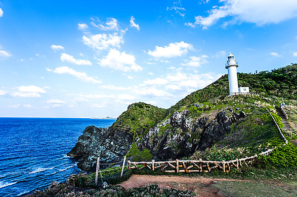 포토 JPG 주간 구름 바다 하늘 산 등대 풍경 사람없음 야외 울타리 계단 일본 오키나와 국내포토 자연요소 아시아 담장 파일형식