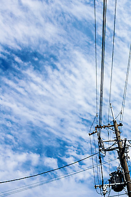 포토 JPG 주간 구름 로우앵글 하늘 풍경 사람없음 야외 일본 전선 전봇대 국내포토 자연요소 공공시설 아시아 뷰포인트 파일형식