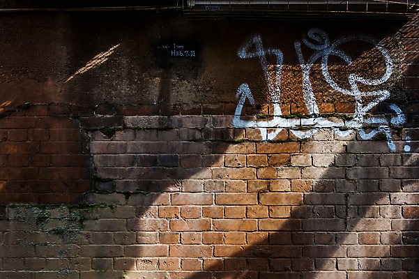 포토 JPG 주간 벽 배경화면 백그라운드 벽돌 그림자 사람없음 야외 일본 그래피티 국내포토 자연요소 아시아 낙서 그림 파일형식