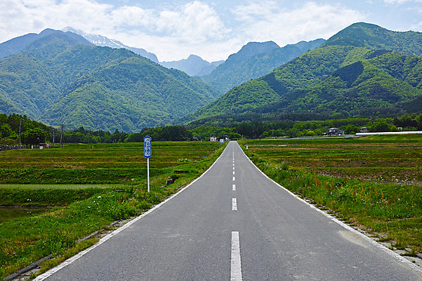 포토 JPG 주간 도로 길 산 풍경 사람없음 야외 일본 시골 야마나시 국내포토 자연요소 아시아 교통시설 파일형식
