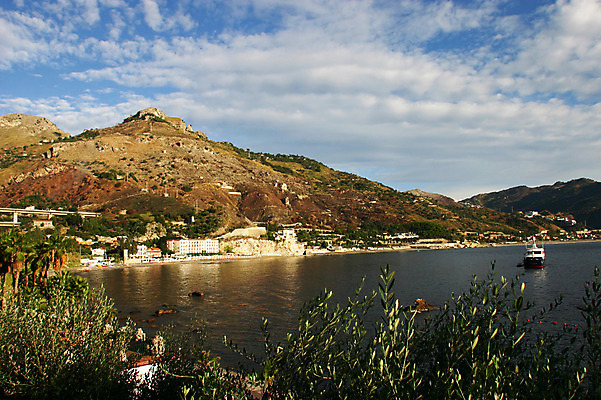 포토 JPG 주간 구름 바다 하늘 산 풍경 사람없음 야외 마을 이탈리아 유람선 타오르미나 국내포토 자연요소 유럽 배_교통 파일형식