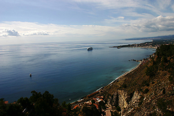 포토 JPG 주간 구름 바다 하늘 산 풍경 사람없음 야외 이탈리아 유람선 타오르미나 국내포토 자연요소 유럽 배_교통 파일형식