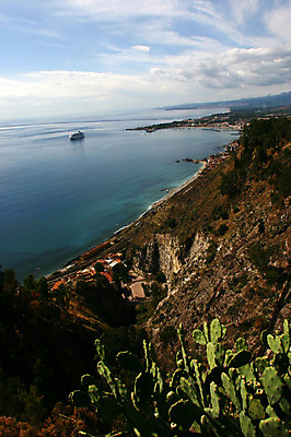 포토 JPG 주간 구름 바다 하늘 산 풍경 사람없음 야외 이탈리아 유람선 타오르미나 국내포토 자연요소 유럽 배_교통 파일형식