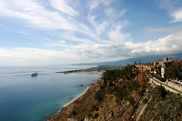 포토 JPG 주간 구름 바다 하늘 산 풍경 사람없음 야외 이탈리아 유람선 타오르미나 국내포토 자연요소 유럽 배_교통 파일형식