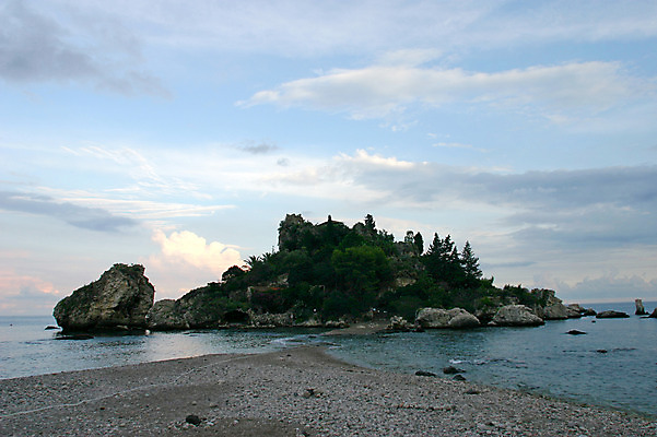 포토 JPG 주간 구름 바다 섬 하늘 풍경 해변 사람없음 야외 이탈리아 바위 타오르미나 국내포토 자연요소 유럽 돌_바위 파일형식