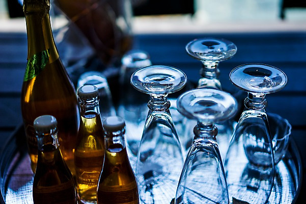 포토 JPG 음식 술병 잔 맥주 주류 실내 사람없음 맥주병 국내포토 식기 음료 병_용기 내부 파일형식