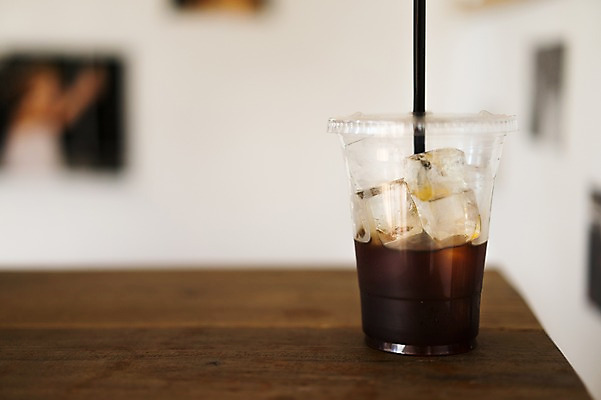 포토 JPG 커피 음료 음식 실내 빨대 사람없음 차가움 시원함 테이크아웃 아이스커피 아이스아메리카노 국내포토 내부 아메리카노 파일형식