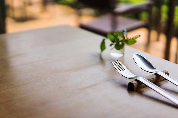 포토 JPG 포크 식탁 실내 사람없음 숟가락 수저받침대 국내포토 식기 탁자 수저 내부 받침대 파일형식
