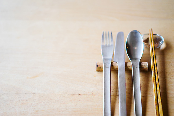 포토 JPG 포크 젓가락 식탁 사람없음 숟가락 나이프 수저받침대 국내포토 식기 탁자 수저 칼 받침대 파일형식