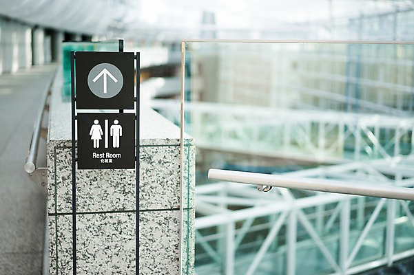 포토 JPG 배경화면 백그라운드 난간 실내 손잡이 사람없음 건물 일본 표지판 화장실 국내포토 건축물 아시아 알림판 내부 파일형식