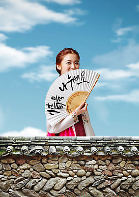 PSD 구름 편집이미지 여자 명절 캘리그라피 하늘 한명 20대 성인 한글 담장 한자 한국인 부채 한복 입가림 나눔 정 이미지편집 자연요소 문자 1 한국전통 전통 기념일 사람 동양인 청년 가림 전통의상 파일형식