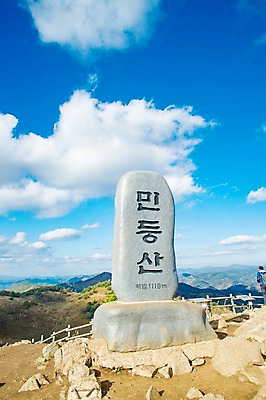 포토 JPG 주간 구름 백그라운드 자연 하늘 산 풍경 사람없음 야외 가을풍경 가을 돌 바위 억새 정선 민둥산 국내포토 자연요소 식물 계절 돌_바위 생태계 강원도 파일형식 가을_계절