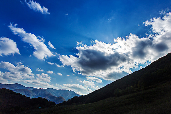 포토 JPG 주간 구름 백그라운드 자연 하늘 산 풍경 사람없음 야외 가을풍경 가을 정선 민둥산 국내포토 자연요소 계절 생태계 강원도 파일형식 가을_계절