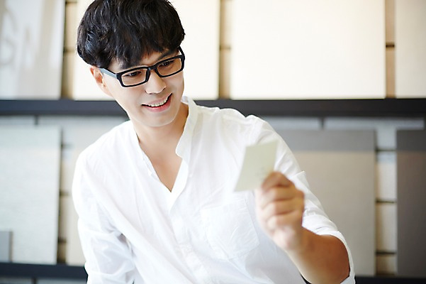 포토 JPG 남자 실내 한명 성인 아웃포커스 30대 한국인 건축가 설계사 건축설계사 남자만 남자한명만 성인남자만 안경낌 국내포토 직업 1 안경 촬영기법 사람 동양인 내부 장년 성인만 파일형식