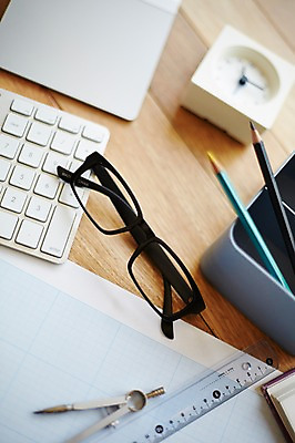 포토 JPG 안경 실내 자 사람없음 연필 사무용품 설계도 키보드 책상 오브젝트 연필꽂이 국내포토 잡화 가구 문구용품 학용품 건설업 내부 필기구 파일형식