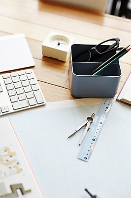 포토 JPG 안경 실내 자 사람없음 연필 사무용품 설계도 키보드 책상 오브젝트 연필꽂이 국내포토 잡화 가구 문구용품 학용품 건설업 내부 필기구 파일형식