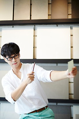 포토 JPG 남자 종이 실내 한명 성인 30대 연필 한국인 건축가 설계사 건축설계사 남자만 남자한명만 성인남자만 안경낌 국내포토 직업 1 안경 학용품 사람 동양인 내부 장년 필기구 성인만 파일형식