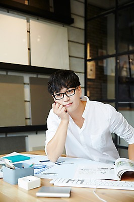 포토 JPG 남자 실내 한명 성인 30대 턱괴기 한국인 키보드 건축가 설계사 책상 건축설계사 남자만 남자한명만 성인남자만 안경낌 국내포토 직업 1 안경 가구 모션 사람 동양인 내부 장년 성인만 파일형식