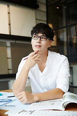 포토 JPG 남자 생각 실내 한명 성인 책 30대 연필 턱괴기 설계도 한국인 건축가 설계사 건축설계사 남자만 남자한명만 성인남자만 안경낌 국내포토 직업 1 안경 모션 학용품 건설업 사람 동양인 내부 장년 필기구 성인만 파일형식