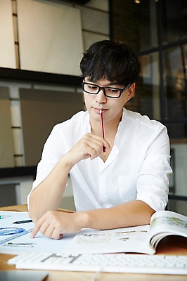 포토 JPG 남자 생각 실내 한명 성인 책 30대 연필 설계도 한국인 건축가 설계사 건축설계사 남자만 남자한명만 성인남자만 안경낌 국내포토 직업 1 안경 학용품 건설업 사람 동양인 내부 장년 필기구 성인만 파일형식
