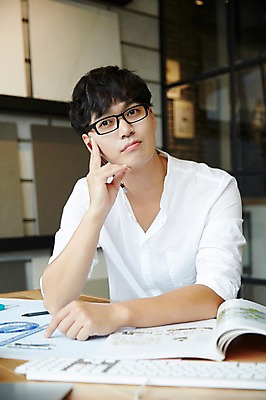 포토 JPG 남자 생각 실내 한명 성인 책 30대 턱괴기 설계도 한국인 건축가 설계사 건축설계사 남자만 남자한명만 성인남자만 안경낌 국내포토 직업 1 안경 모션 건설업 사람 동양인 내부 장년 성인만 파일형식