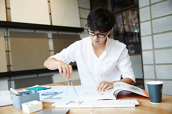 포토 JPG 남자 실내 한명 성인 책 30대 설계도 한국인 건축가 설계사 컴파스 건축설계사 남자만 남자한명만 성인남자만 안경낌 국내포토 직업 1 안경 문구용품 건설업 사람 동양인 내부 장년 성인만 파일형식