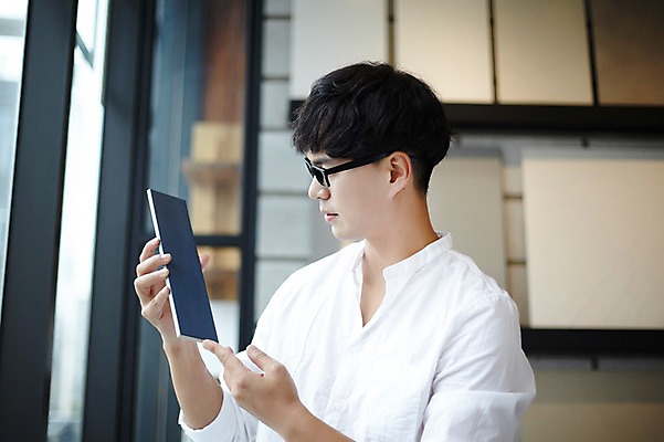 포토 JPG 남자 실내 한명 성인 30대 태블릿 한국인 건축가 설계사 건축설계사 석판 남자만 남자한명만 성인남자만 안경낌 국내포토 직업 1 안경 사람 동양인 내부 장년 전자제품 스마트기기 성인만 파일형식