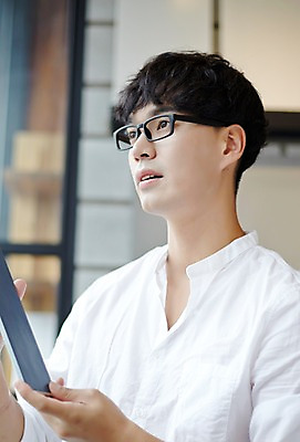 포토 JPG 남자 실내 한명 성인 30대 태블릿 한국인 건축가 설계사 건축설계사 석판 남자만 남자한명만 성인남자만 안경낌 국내포토 직업 1 안경 사람 동양인 내부 장년 전자제품 스마트기기 성인만 파일형식