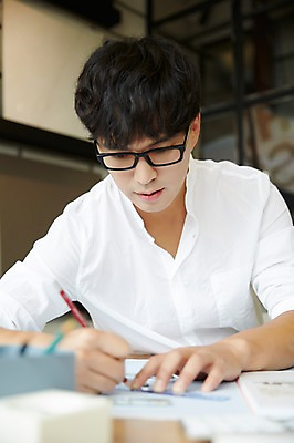 포토 JPG 남자 설계 실내 한명 성인 30대 연필 한국인 건축가 설계사 건축설계사 남자만 남자한명만 성인남자만 안경낌 국내포토 직업 1 안경 컨셉 학용품 사람 동양인 내부 장년 필기구 성인만 파일형식