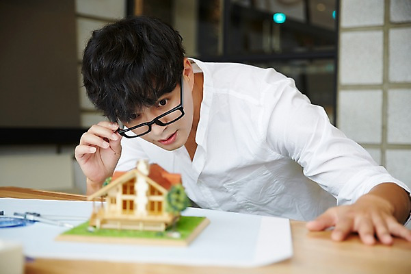 포토 JPG 남자 실내 한명 성인 30대 모형 한국인 건축가 설계사 건축모형 건축설계사 남자만 남자한명만 성인남자만 안경낌 국내포토 직업 1 안경 사람 동양인 내부 장년 성인만 파일형식