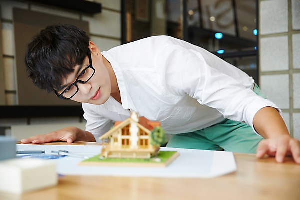 포토 JPG 남자 실내 한명 성인 아웃포커스 30대 모형 한국인 건축가 설계사 건축모형 건축설계사 남자만 남자한명만 성인남자만 안경낌 국내포토 직업 1 안경 촬영기법 사람 동양인 내부 장년 성인만 파일형식