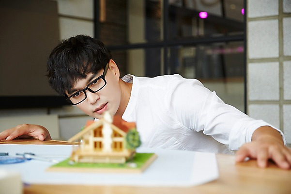 포토 JPG 남자 실내 한명 성인 아웃포커스 30대 모형 한국인 건축가 설계사 건축모형 건축설계사 남자만 남자한명만 성인남자만 안경낌 국내포토 직업 1 안경 촬영기법 사람 동양인 내부 장년 성인만 파일형식