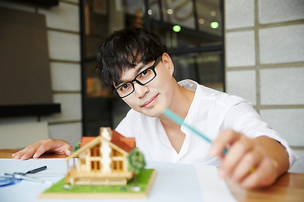 포토 JPG 남자 실내 한명 성인 아웃포커스 30대 모형 한국인 건축가 설계사 건축모형 건축설계사 남자만 남자한명만 성인남자만 안경낌 국내포토 직업 1 안경 촬영기법 사람 동양인 내부 장년 성인만 파일형식