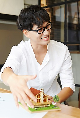 포토 JPG 남자 실내 한명 성인 30대 모형 한국인 건축가 설계사 건축모형 건축설계사 남자만 남자한명만 성인남자만 안경낌 국내포토 직업 1 안경 사람 동양인 내부 장년 성인만 파일형식