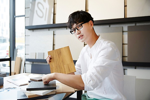 포토 JPG 남자 실내 한명 성인 목재 30대 인테리어 한국인 건축가 설계사 나무판자 건축설계사 남자만 남자한명만 성인남자만 안경낌 국내포토 나무 직업 1 디자인 안경 재료 사람 동양인 내부 장년 성인만 파일형식