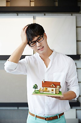 포토 JPG 남자 스트레스 실내 한명 성인 30대 모형 한국인 찡그림 건축가 설계사 두통 건축설계사 남자만 남자한명만 성인남자만 안경낌 국내포토 직업 1 안경 표정 사람 동양인 내부 장년 질병 성인만 파일형식