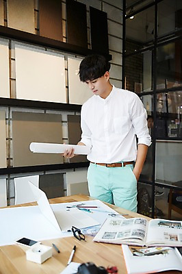 포토 JPG 남자 설계 실내 한명 성인 책 30대 노트북 설계도 한국인 건축가 설계사 주머니손 건축설계사 남자만 남자한명만 성인남자만 국내포토 직업 1 컨셉 모션 건설업 사람 동양인 내부 장년 전자제품 성인만 파일형식