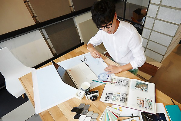 포토 JPG 남자 설계 실내 한명 성인 책 30대 노트북 연필 설계도 한국인 건축가 설계사 건축설계사 남자만 남자한명만 성인남자만 안경낌 국내포토 직업 1 안경 컨셉 학용품 건설업 사람 동양인 내부 장년 전자제품 필기구 성인만 파일형식