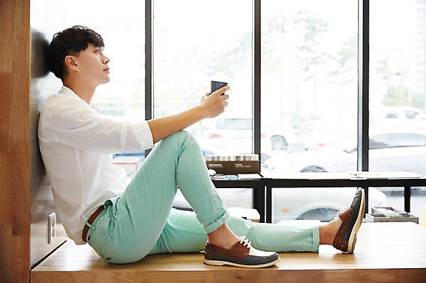 포토 JPG 전신 남자 커피 휴식 실내 한명 앉기 성인 옆모습 30대 한국인 건축가 설계사 창가 건축설계사 남자만 남자한명만 성인남자만 국내포토 직업 1 음료 뷰포인트 컨셉 창문 모션 사람 동양인 내부 장년 성인만 파일형식