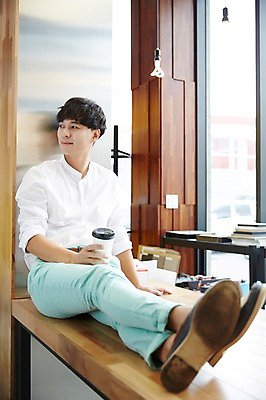 포토 JPG 전신 남자 커피 휴식 실내 한명 앉기 성인 30대 한국인 건축가 설계사 창가 건축설계사 남자만 남자한명만 성인남자만 국내포토 직업 1 음료 컨셉 창문 모션 사람 동양인 내부 장년 성인만 파일형식