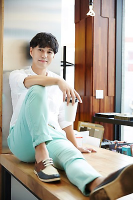 포토 JPG 남자 커피 안기 휴식 실내 한명 성인 30대 한국인 건축가 설계사 창가 건축설계사 남자만 남자한명만 성인남자만 국내포토 직업 1 음료 컨셉 창문 모션 사람 동양인 내부 장년 성인만 파일형식