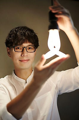 포토 JPG 남자 전구 실내 한명 성인 30대 빛 한국인 건축가 설계사 건축설계사 남자만 남자한명만 성인남자만 안경낌 국내포토 직업 1 안경 사람 동양인 내부 장년 성인만 파일형식