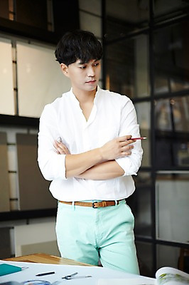 포토 JPG 남자 생각 실내 한명 성인 30대 연필 팔짱 한국인 건축가 설계사 건축설계사 남자만 남자한명만 성인남자만 국내포토 직업 1 모션 학용품 사람 동양인 내부 장년 필기구 성인만 파일형식