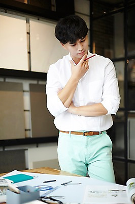 포토 JPG 남자 생각 실내 한명 성인 30대 연필 한국인 건축가 설계사 건축설계사 남자만 남자한명만 성인남자만 국내포토 직업 1 학용품 사람 동양인 내부 장년 필기구 성인만 파일형식