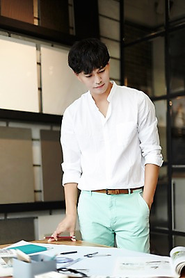 포토 JPG 남자 실내 한명 성인 30대 연필 한국인 건축가 설계사 주머니손 건축설계사 남자만 남자한명만 성인남자만 국내포토 직업 1 모션 학용품 사람 동양인 내부 장년 필기구 성인만 파일형식